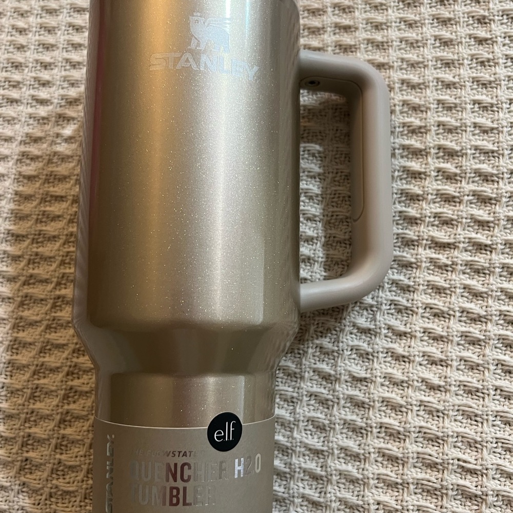 Stanley Quencher E.L.F. Collaboration H2.0 Tumbler in Glittery Champagne Gold